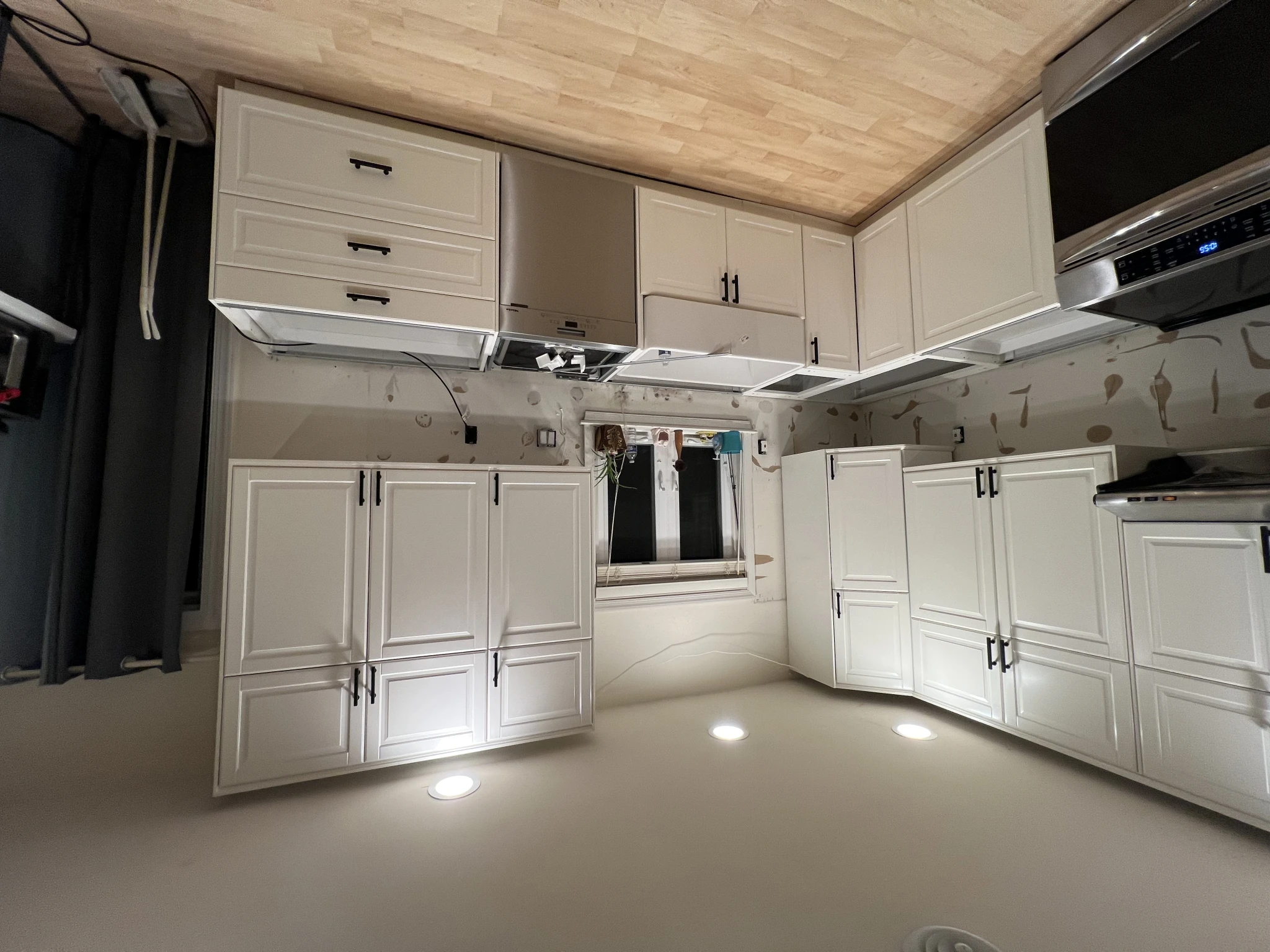 White Shaker L-Shaped Kitchen — photo 1