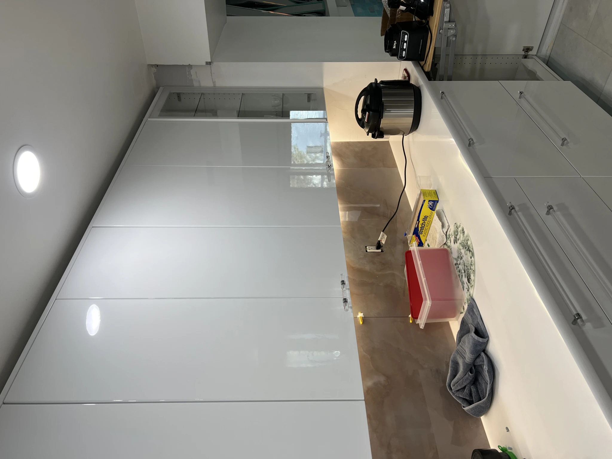 White High-Gloss Modern Kitchen — photo 1