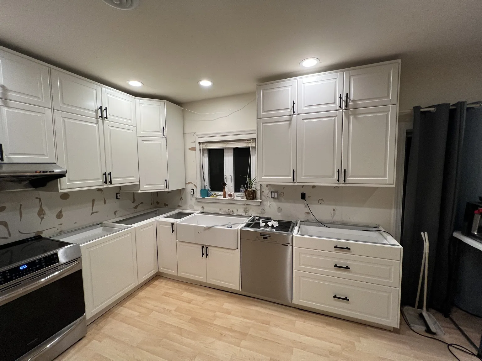 White Shaker U-Shaped Kitchen